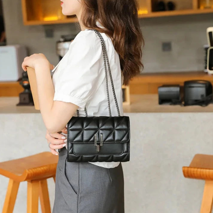Bolsa de Couro PU com Interior Vermelho e Alça de Metal – Estilo e Sofisticação em Cada Detalhe