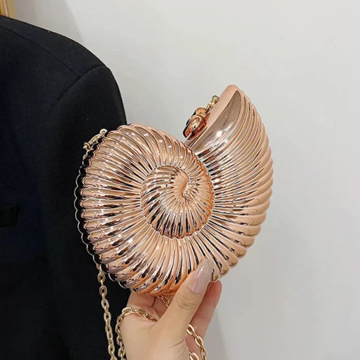 Bolsa Concha – Clutch de Acrílico Metalizado com Corrente para Dia e Noite