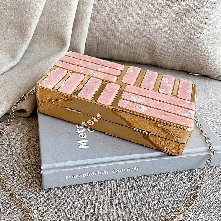 Bolsa Clutch Metálica com Detalhes em Acrílico Madrepérola – Elegância para Eventos