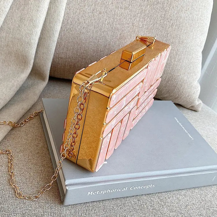 Bolsa Clutch Metálica com Detalhes em Acrílico Madrepérola – Elegância para Eventos