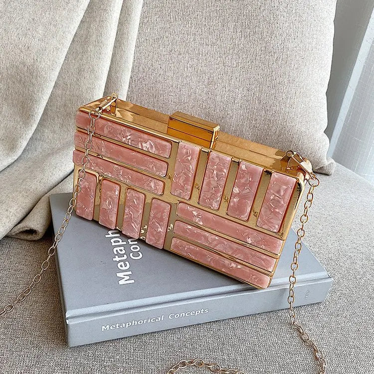 Bolsa Clutch Metálica com Detalhes em Acrílico Madrepérola – Elegância para Eventos