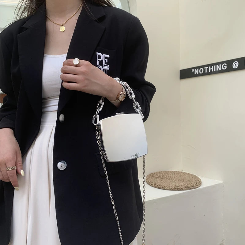 Clutch Metálica com Alça Dupla – Nas Cores Prata e Dourada com Design Moderno