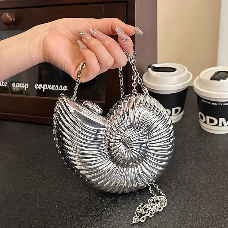 Bolsa Concha – Clutch de Acrílico Metalizado com Corrente para Dia e Noite