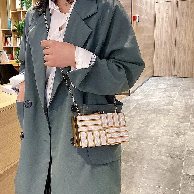 Bolsa Clutch Metálica com Detalhes em Acrílico Madrepérola – Elegância para Eventos
