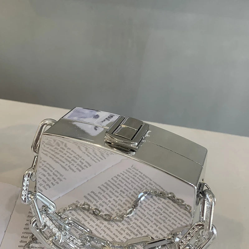 Clutch Metálica com Alça Dupla – Nas Cores Prata e Dourada com Design Moderno