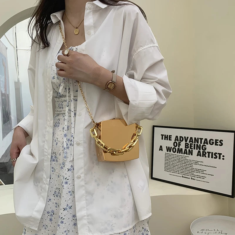 Clutch Metálica com Alça Dupla – Nas Cores Prata e Dourada com Design Moderno