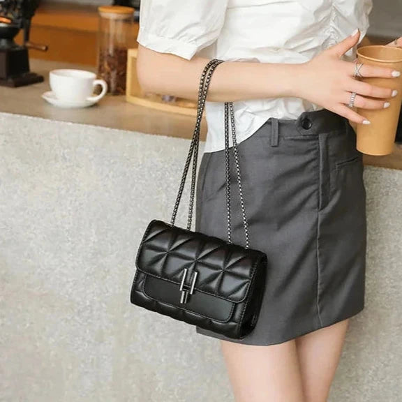 Bolsa de Couro PU com Interior Vermelho e Alça de Metal – Estilo e Sofisticação em Cada Detalhe