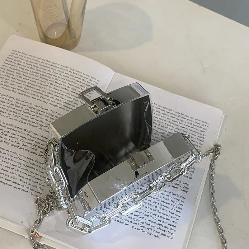 Clutch Metálica com Alça Dupla – Nas Cores Prata e Dourada com Design Moderno