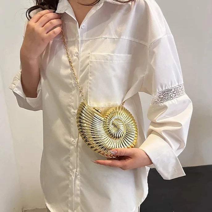 Bolsa Concha – Clutch de Acrílico Metalizado com Corrente para Dia e Noite