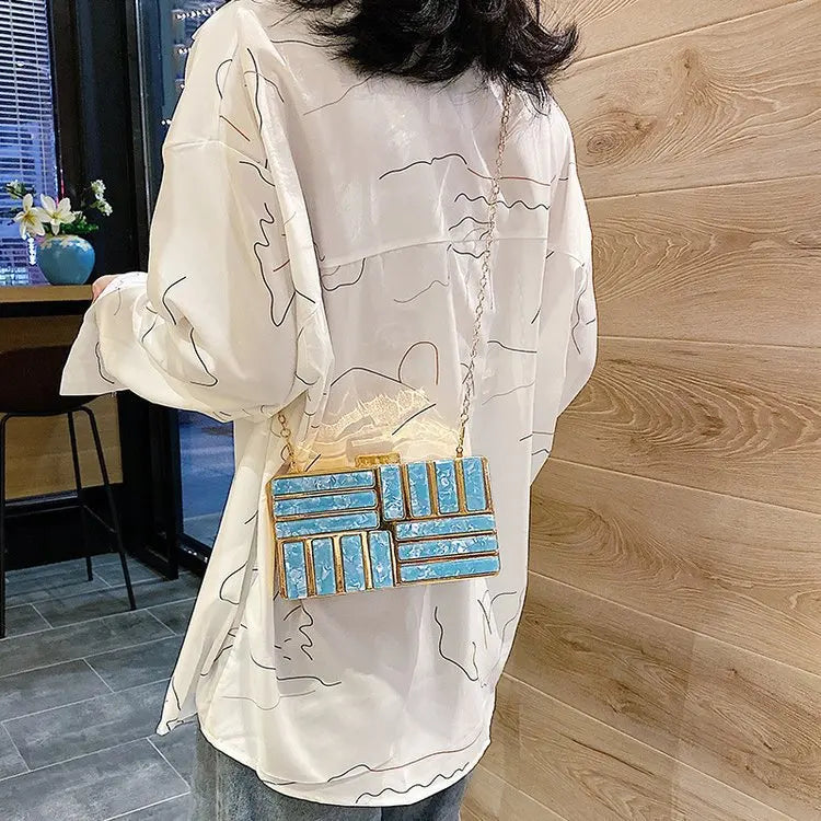 Bolsa Clutch Metálica com Detalhes em Acrílico Madrepérola – Elegância para Eventos