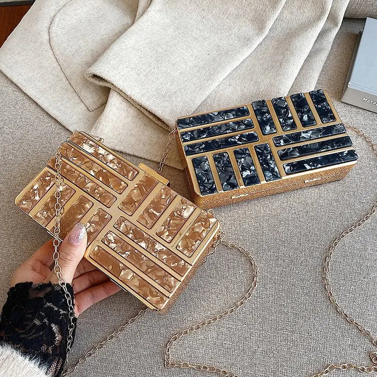 Bolsa Clutch Metálica com Detalhes em Acrílico Madrepérola – Elegância para Eventos