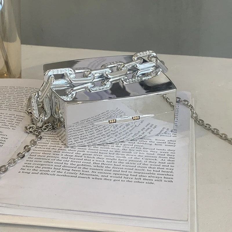 Clutch Metálica com Alça Dupla – Nas Cores Prata e Dourada com Design Moderno