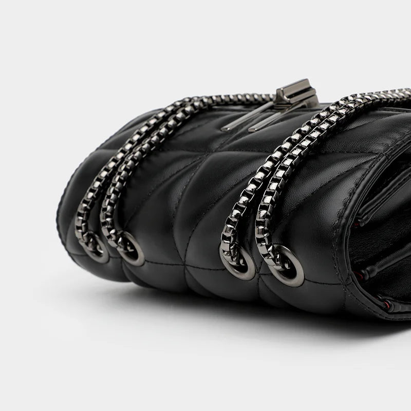 Bolsa de Couro PU com Interior Vermelho e Alça de Metal – Estilo e Sofisticação em Cada Detalhe