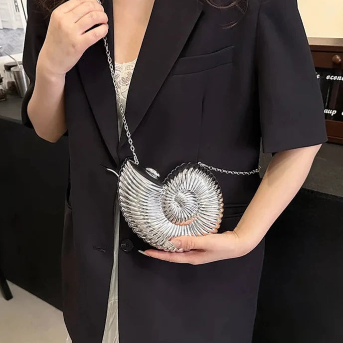 Bolsa Concha – Clutch de Acrílico Metalizado com Corrente para Dia e Noite