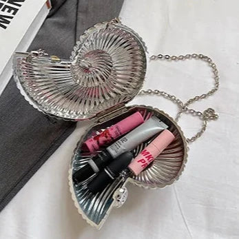 Bolsa Concha – Clutch de Acrílico Metalizado com Corrente para Dia e Noite