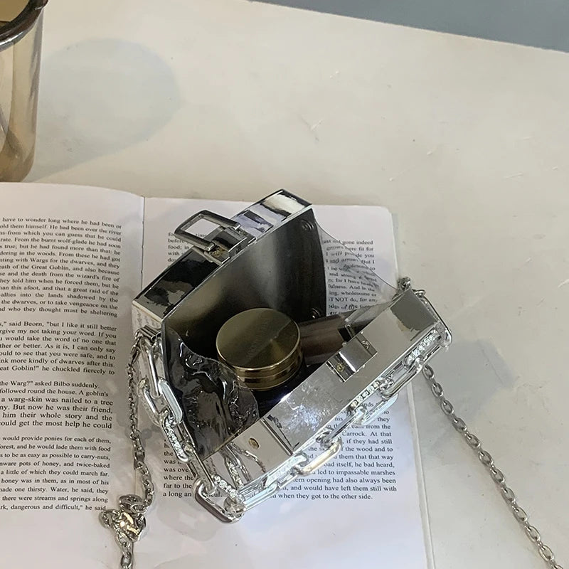 Clutch Metálica com Alça Dupla – Nas Cores Prata e Dourada com Design Moderno