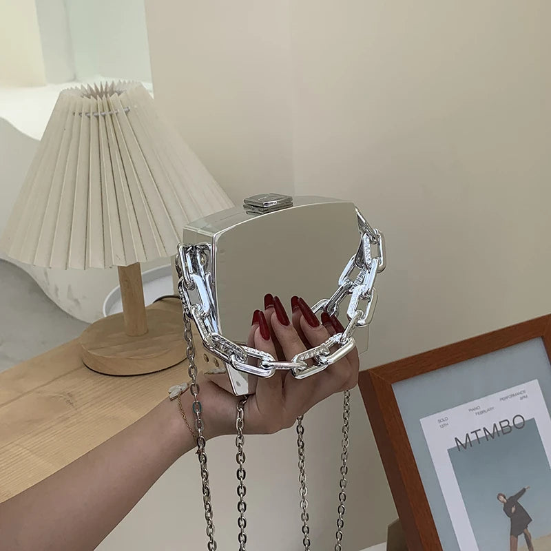 Clutch Metálica com Alça Dupla – Nas Cores Prata e Dourada com Design Moderno