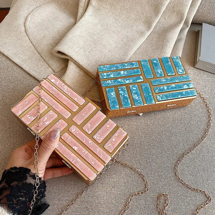 Bolsa Clutch Metálica com Detalhes em Acrílico Madrepérola – Elegância para Eventos