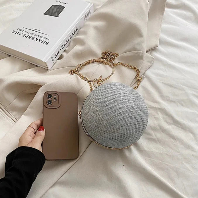 Clutch Redonda com 2 Alças – Bolsa de Tecido Brilhoso com Detalhes Metálicos
