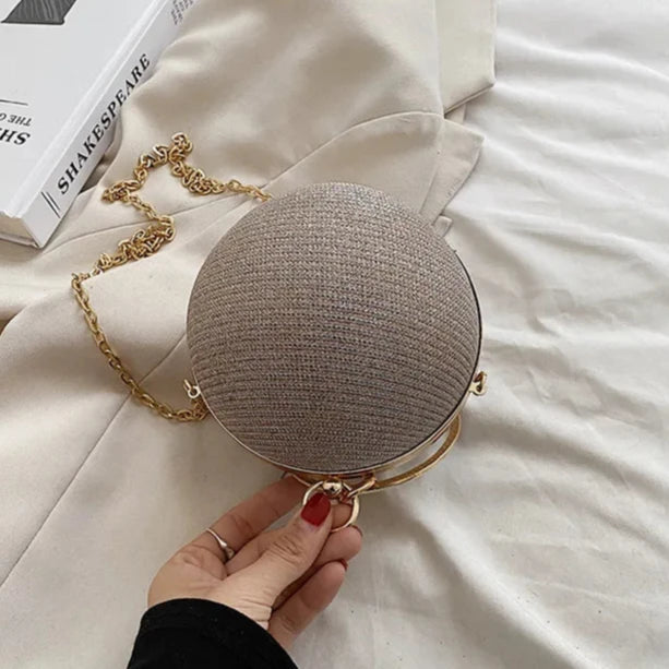 Clutch Redonda com 2 Alças – Bolsa de Tecido Brilhoso com Detalhes Metálicos