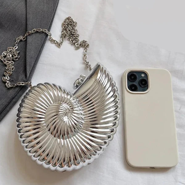 Bolsa Concha – Clutch de Acrílico Metalizado com Corrente para Dia e Noite