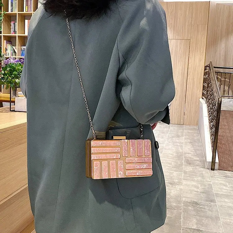 Bolsa Clutch Metálica com Detalhes em Acrílico Madrepérola – Elegância para Eventos