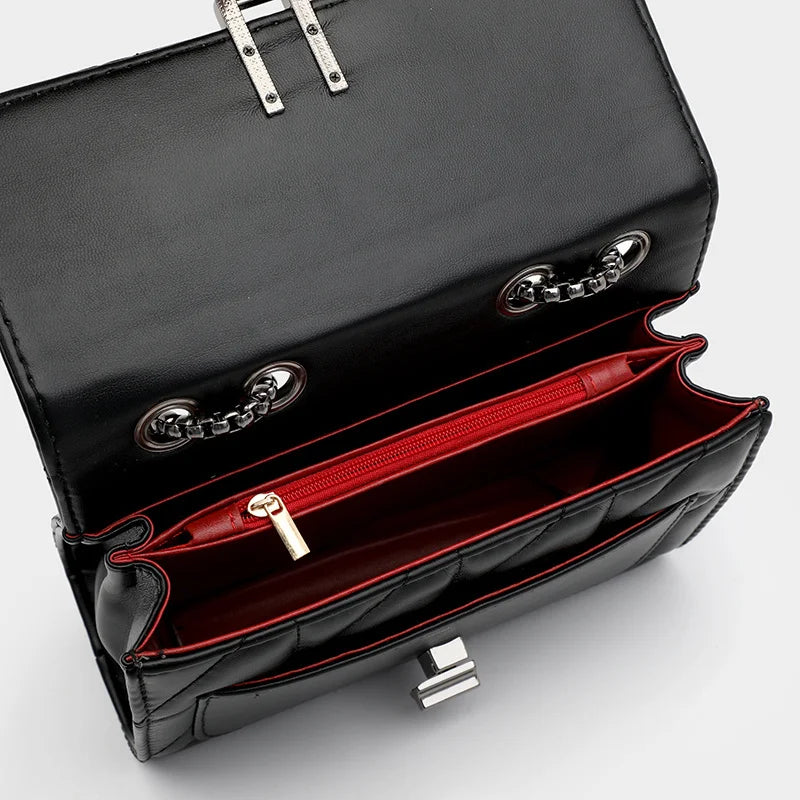 Bolsa de Couro PU com Interior Vermelho e Alça de Metal – Estilo e Sofisticação em Cada Detalhe