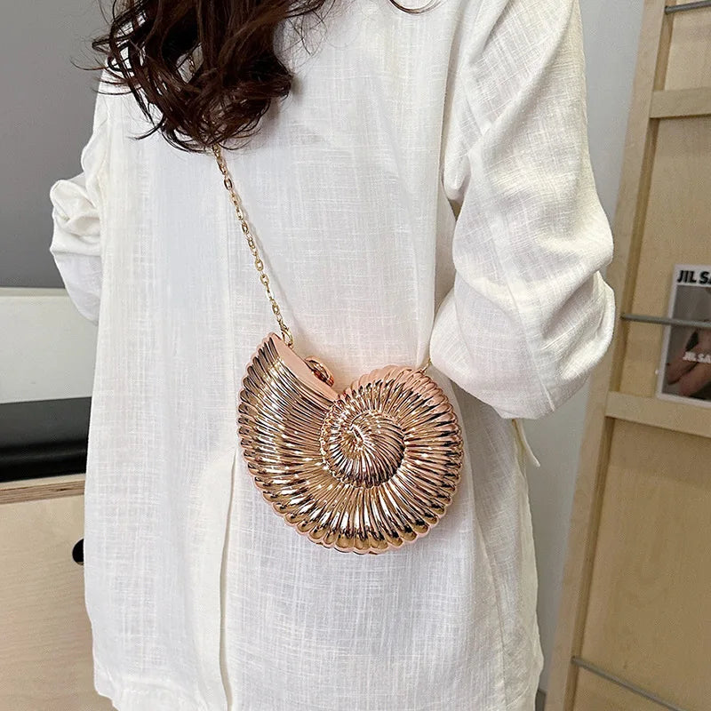 Bolsa Concha – Clutch de Acrílico Metalizado com Corrente para Dia e Noite