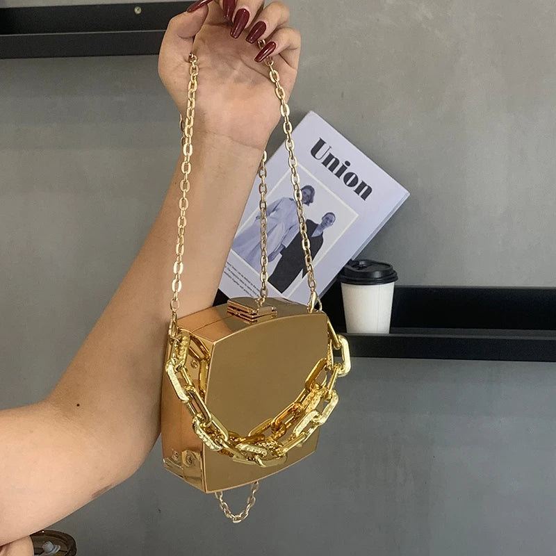 Clutch Metálica com Alça Dupla – Nas Cores Prata e Dourada com Design Moderno