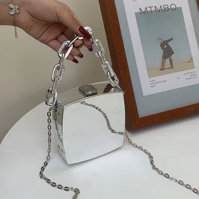 Clutch Metálica com Alça Dupla – Nas Cores Prata e Dourada com Design Moderno