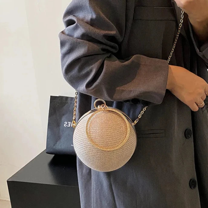 Clutch Redonda com 2 Alças – Bolsa de Tecido Brilhoso com Detalhes Metálicos