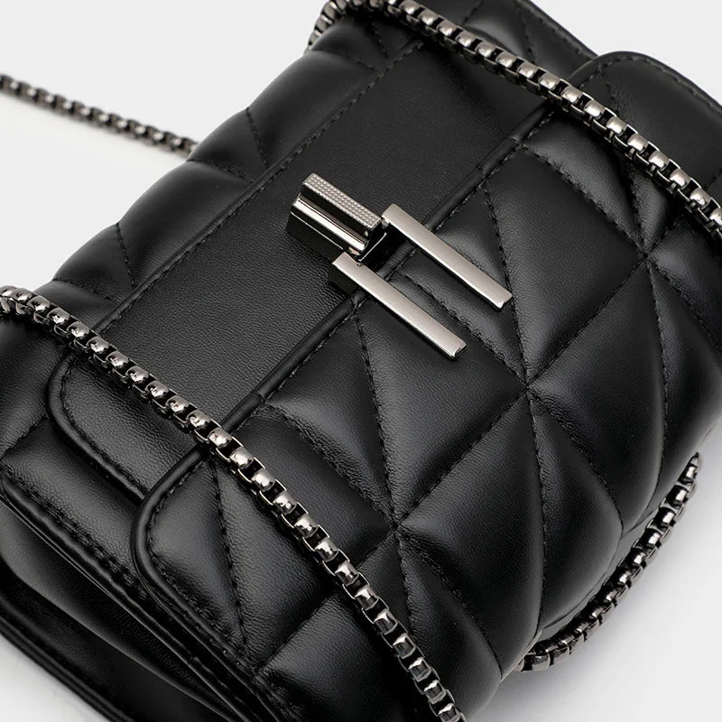 Bolsa de Couro PU com Interior Vermelho e Alça de Metal – Estilo e Sofisticação em Cada Detalhe