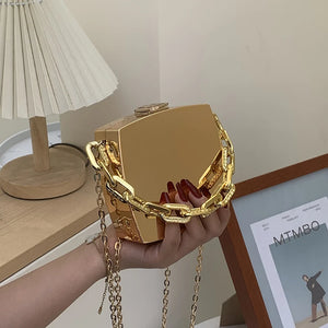 Clutch Metálica com Alça Dupla – Nas Cores Prata e Dourada com Design Moderno