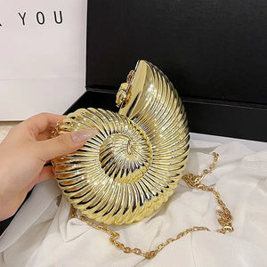 Bolsa Concha – Clutch de Acrílico Metalizado com Corrente para Dia e Noite