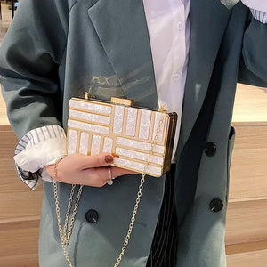 Bolsa Clutch Metálica com Detalhes em Acrílico Madrepérola – Elegância para Eventos